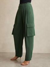 Petite Wide-Leg Pleated Cargo Trousers in Green | Reiss US