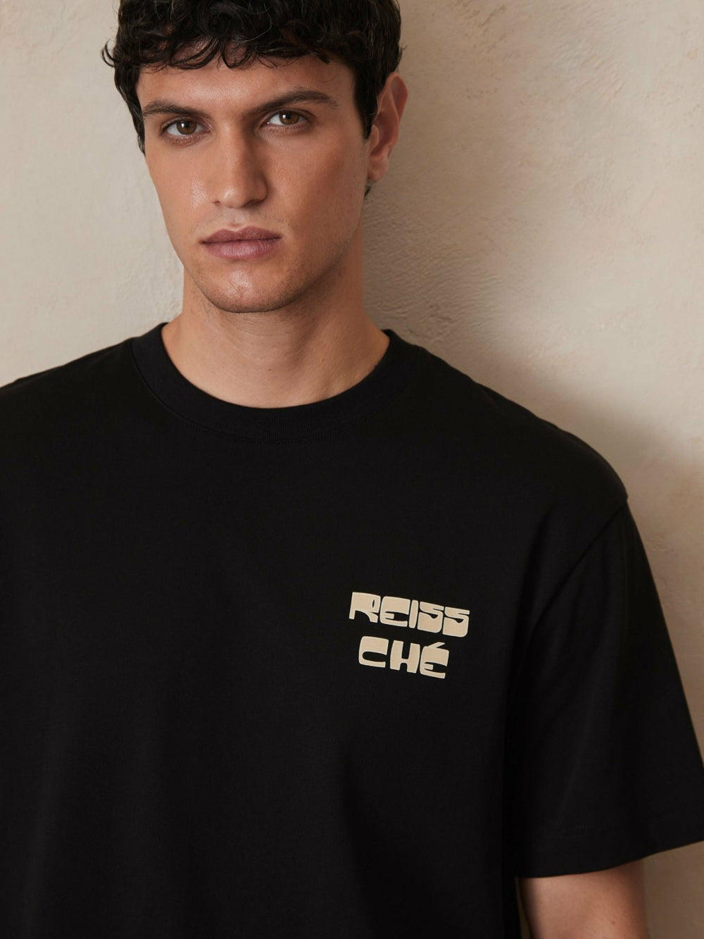 | Ché Cotton Palm-Print T-Shirt in Black | Reiss USA